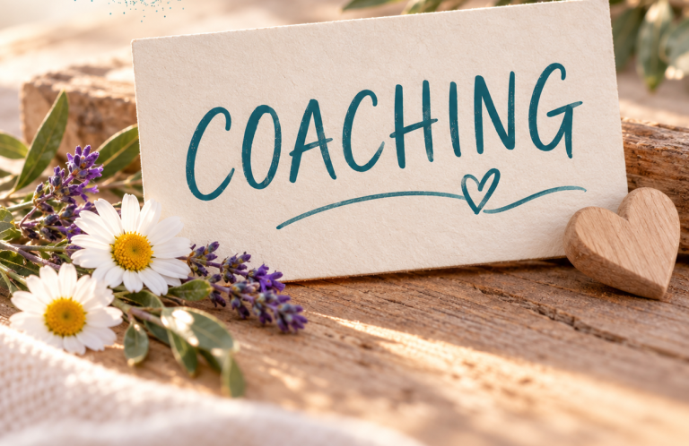 Coaching Lavendel, Gänseblümchen, kleiner violette Kerze und das Wort Coaching auf einem Zettel im Fokus